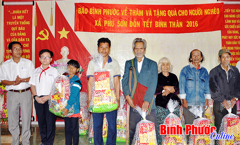 B&aacute;o B&igrave;nh Phước tặng qu&agrave; tết cho người ngh&egrave;o x&atilde; Ph&uacute; Sơn