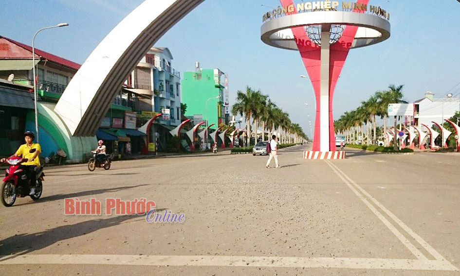 Bụi, đ&aacute; tr&ecirc;n đường trục ch&iacute;nh Khu c&ocirc;ng nghiệp minh Hưng III