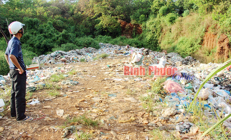 Xã điểm xây dựng nông thôn mới Minh Hưng: Bãi rác gây ô nhiễm giữa khu dân cư