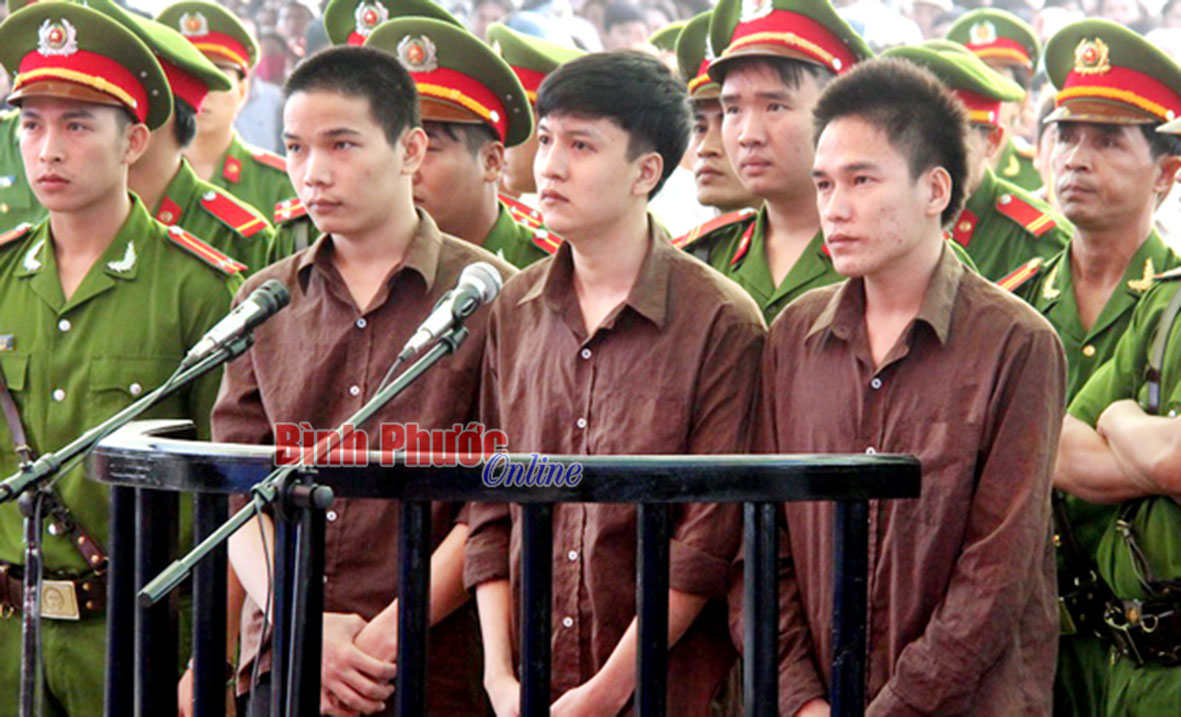 Chuyện đắng l&ograve;ng giữa hai phi&ecirc;n t&ograve;a