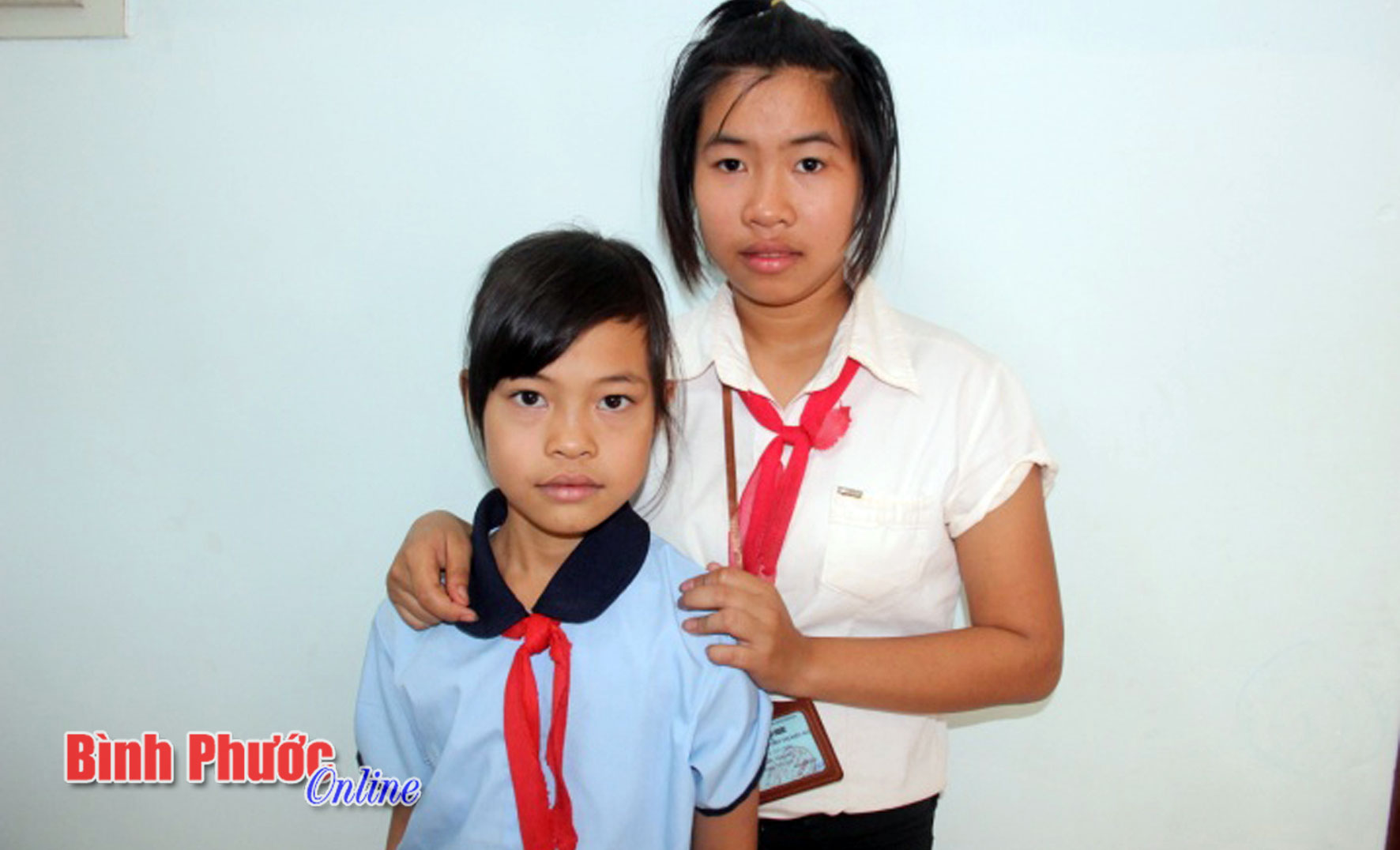 Gập ghềnh con đường đến trường của chị em mồ côi