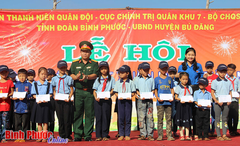 Tưng bừng ngày hội “Đồng hành vì người nghèo”