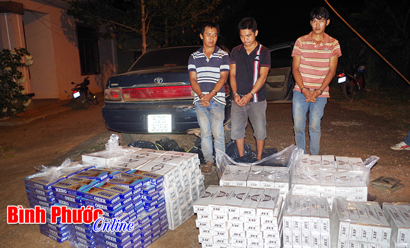 Bắt vụ vận chuyển 6.000 g&oacute;i thuốc l&aacute; lậu qua bi&ecirc;n giới