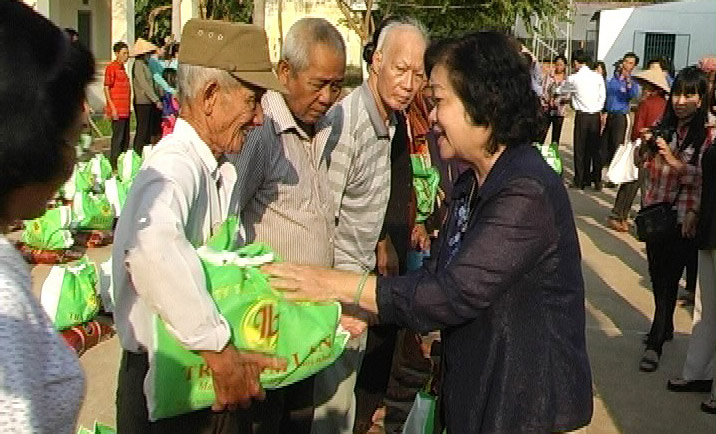 Nguyên Phó chủ tịch nước Trương Mỹ Hoa tặng 100 phần quà tết cho đồng bào nghèo xã Quang Minh