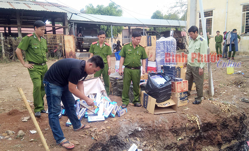 B&ugrave; Đốp: Ti&ecirc;u hủy 18.650 g&oacute;i thuốc l&aacute; lậu