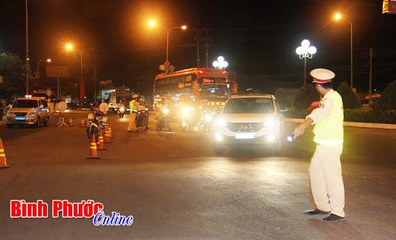 Cảnh s&aacute;t giao th&ocirc;ng v&igrave; b&igrave;nh y&ecirc;n cuộc sống