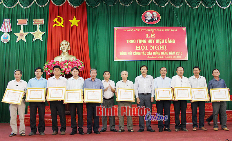 Đảng ủy cao su B&igrave;nh Long: Kết nạp 40 đảng vi&ecirc;n