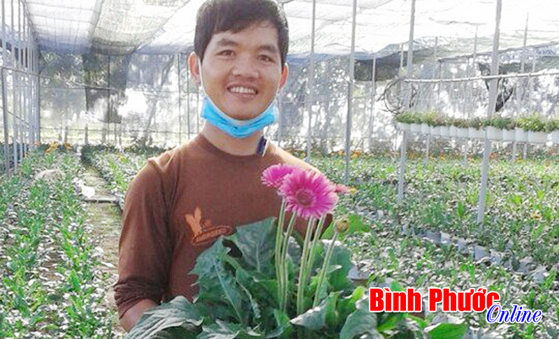 Ch&agrave;ng trai 8X m&ecirc; hoa