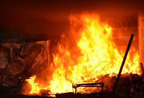 Hỏa hoạn thiêu rụi cửa hàng bán sơn nước ngày giáp tết