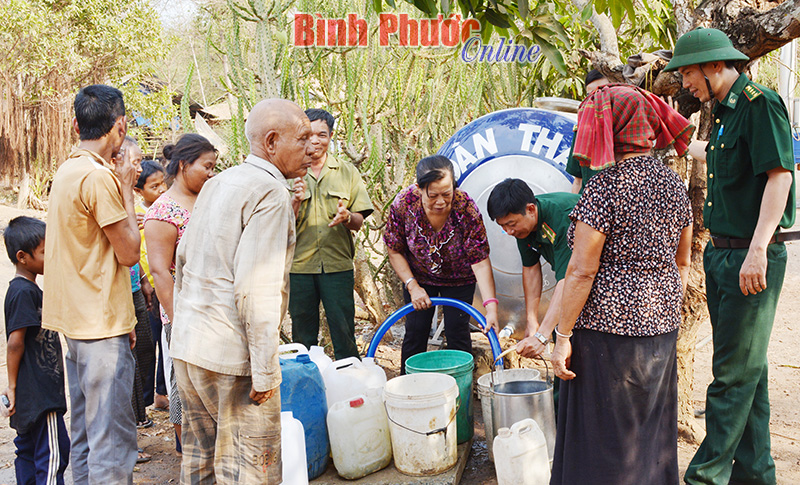 Bộ đội Biên phòng và Nhà máy xi măng giúp dân chống hạn