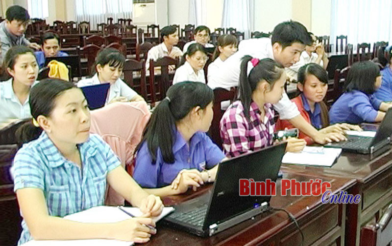 Chơn Th&agrave;nh tập huấn sử dụng phần mềm quản l&yacute; hồ sơ c&ocirc;ng việc