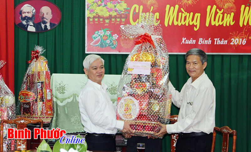 B&iacute; thư Tỉnh ủy Nguyễn Văn Lợi ch&uacute;c tết tại thị x&atilde; Đồng Xo&agrave;i v&agrave; huyện Hớn Quản