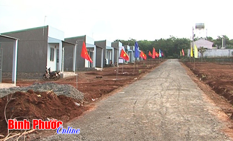 Chủ tịch UBND tỉnh Nguyễn Văn Trăm t&igrave;m hiểu đời sống nh&acirc;n d&acirc;n khu t&aacute;i định cư x&atilde; Ph&uacute; Nghĩa