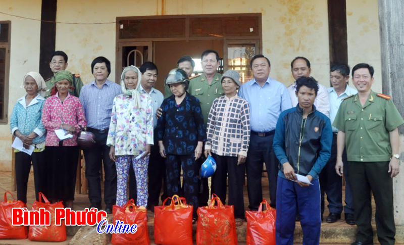 Công an tỉnh tặng quà đồng bào nghèo ở biên giới