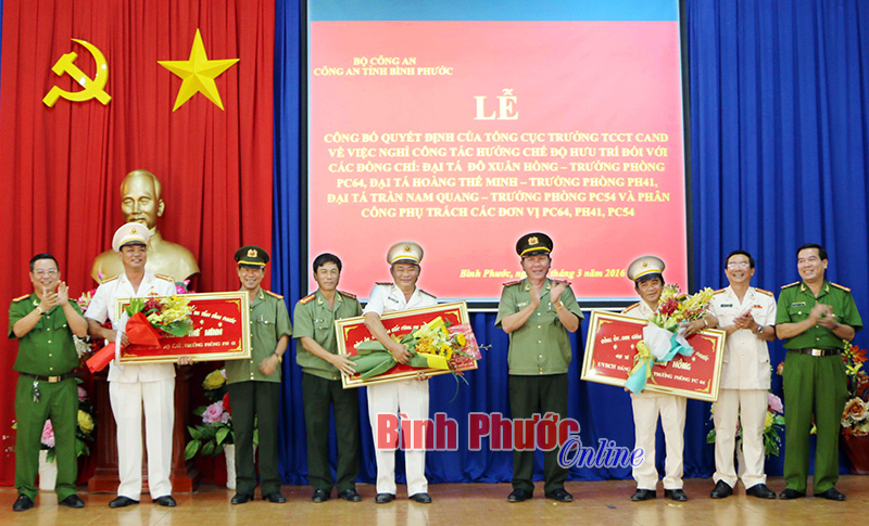 C&ocirc;ng an tỉnh: Trao quyết định nghỉ c&ocirc;ng t&aacute;c, hưởng chế độ hưu tr&iacute; cho 4 đại t&aacute;