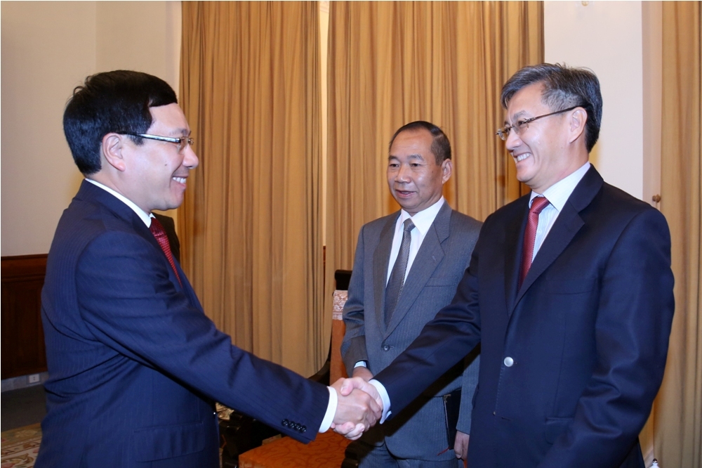 Ph&oacute; Thủ tướng Phạm B&igrave;nh Minh tiếp Đại sứ CHDCND L&agrave;o v&agrave; Đại sứ Singapore