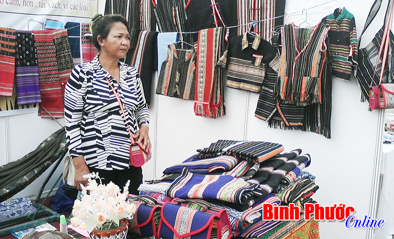 Để nghề dệt thổ cẩm ở Hớn Quản kh&ocirc;ng bị mai một