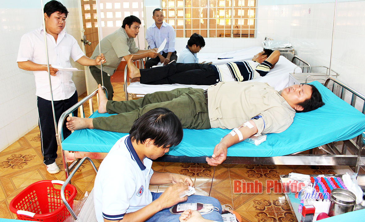Gần 300 cán bộ, công nhân lao động Cao su Bình Long hiến máu nhân đạo