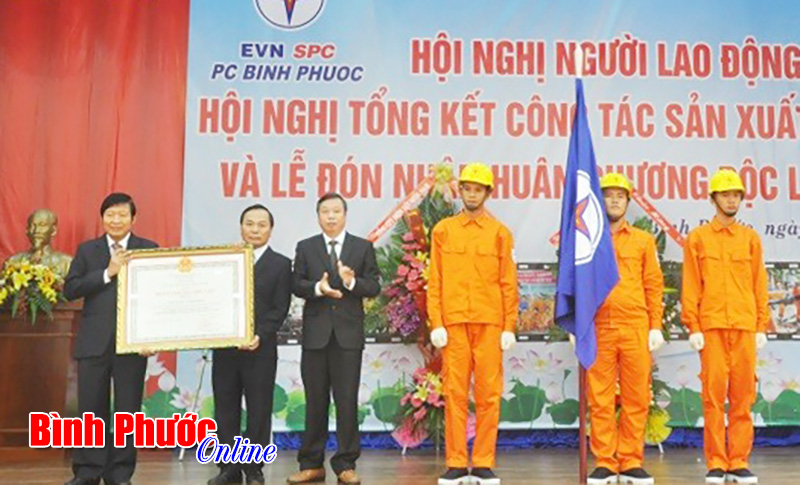 Điện lực B&igrave;nh Phước đ&oacute;n nhận Hu&acirc;n chương Độc lập hạng Ba