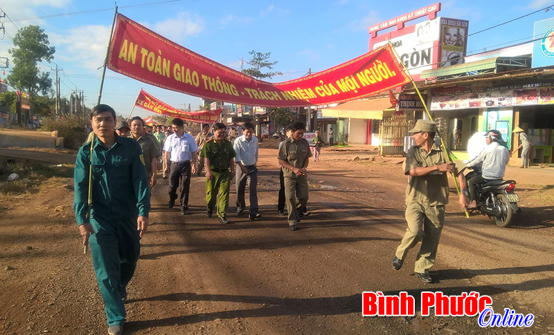 Bù Đốp mít tinh hưởng ứng năm an toàn giao thông năm 2016