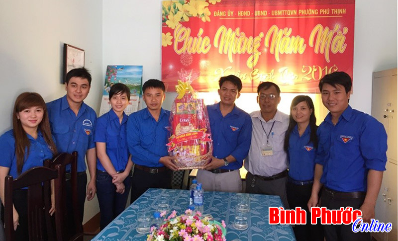25 phần quà tặng cán bộ Đoàn - Hội khó khăn và thanh niên hoàn lương