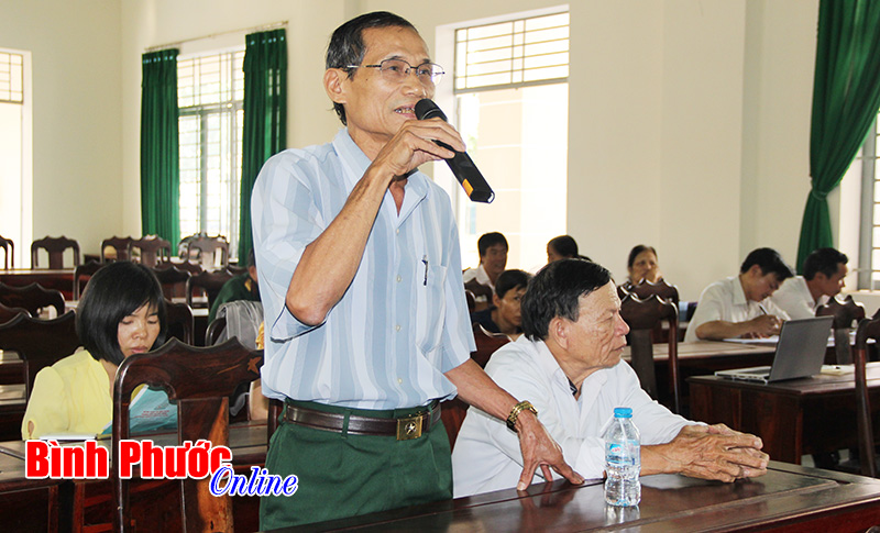 Ph&oacute; chủ tịch UBND tỉnh Trần Ngọc Trai tiếp x&uacute;c cử tri thị trấn T&acirc;n Ph&uacute;