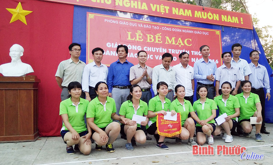 Ngành GD-ĐT Đồng Phú tổ chức giải giao hữu bóng chuyền nữ nhân ngày 8-3