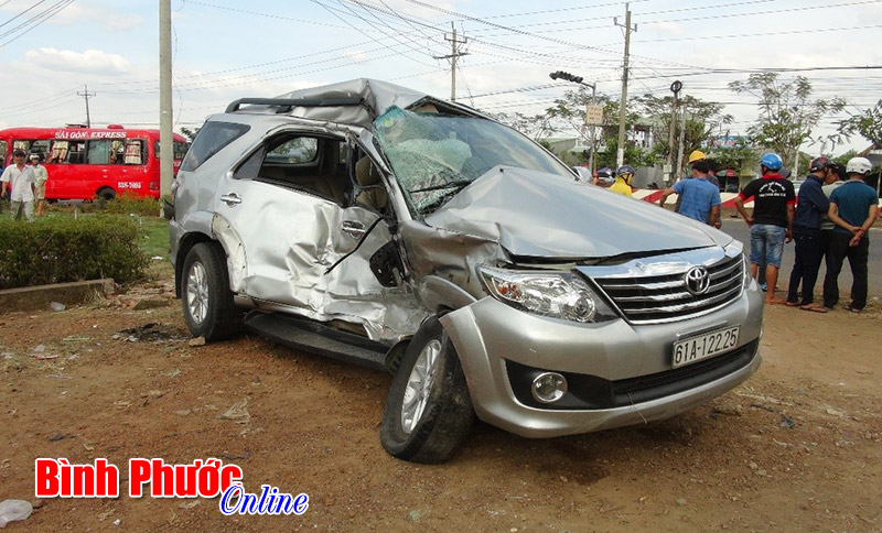 Xe kh&aacute;ch t&ocirc;ng &ocirc; t&ocirc; 7 chỗ, 3 người bị thương