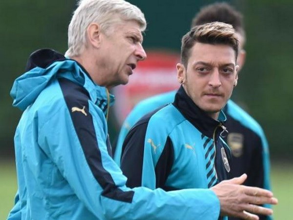 Mesut Oezil nói gì trước tin đồn chống đối HLV Arsene Wenger?
