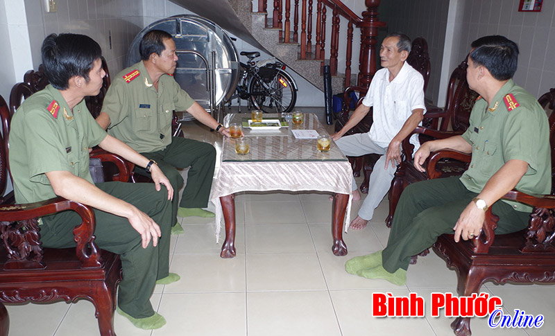 Đo&agrave;n c&aacute;n bộ c&ocirc;ng an B&igrave;nh Phước ch&uacute;c tết nguy&ecirc;n l&atilde;nh đạo tỉnh