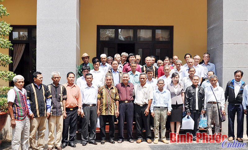 Ph&aacute;t huy vai tr&ograve; cầu nối của gi&agrave; l&agrave;ng, người c&oacute; uy t&iacute;n