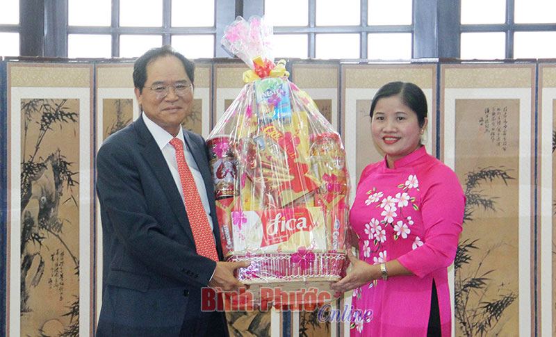 Ph&oacute; b&iacute; thư thường trực Tỉnh ủy Trần Tuệ Hiền ch&uacute;c tết Tổng l&atilde;nh sự qu&aacute;n H&agrave;n Quốc