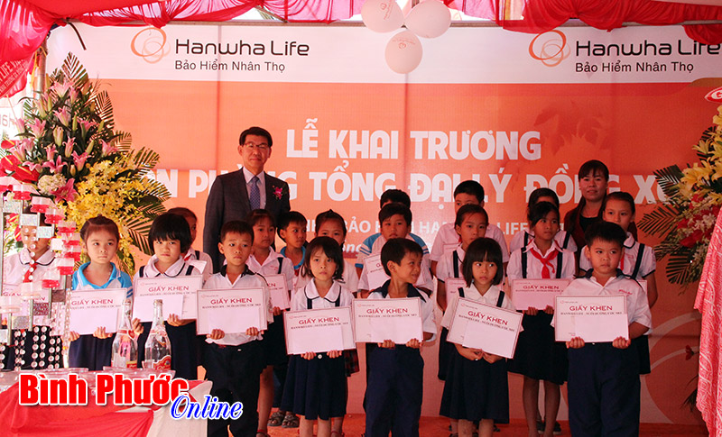 Hanwha Life Việt Nam trao học bổng cho học sinh Trường tiểu học Tân Phú C