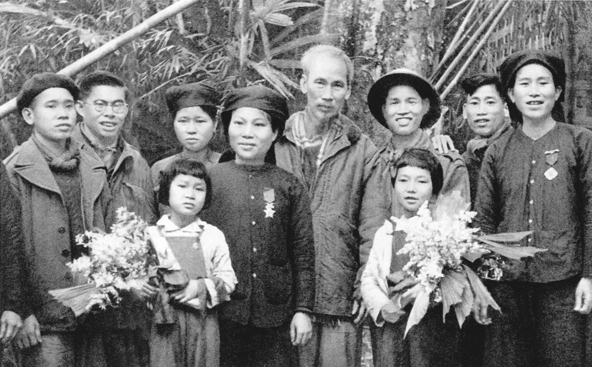 Phim tài liệu- Hồ Chí Minh - Ánh sáng trong rừng thẳm