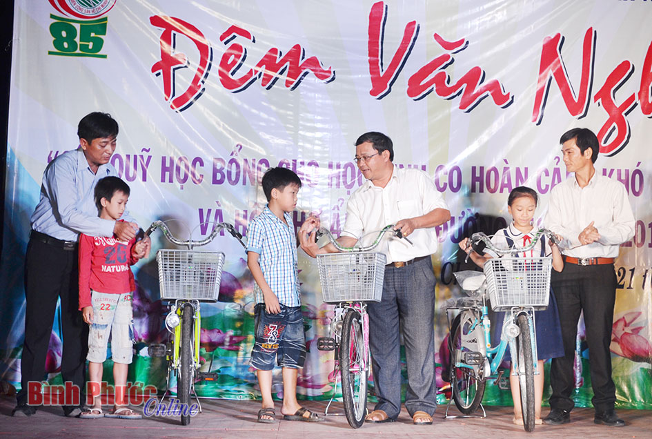 53,8 triệu đồng gây quỹ học bổng cho học sinh có hoàn cảnh khó khăn học giỏi