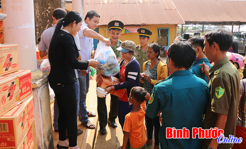 100 phần quà tặng đồng bào nghèo xã Đồng Nai