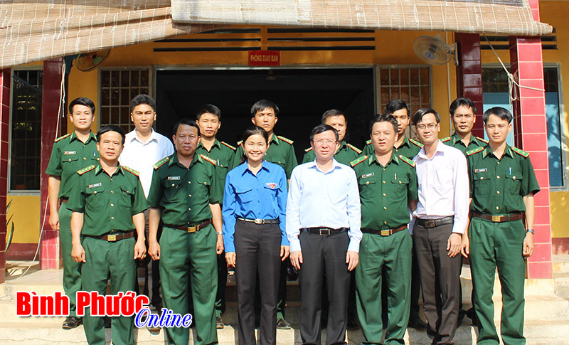 B&iacute; thư Trung ương Đo&agrave;n Đặng Quốc To&agrave;n thăm v&agrave; tặng qu&agrave; Bộ đội bi&ecirc;n ph&ograve;ng B&igrave;nh Phước