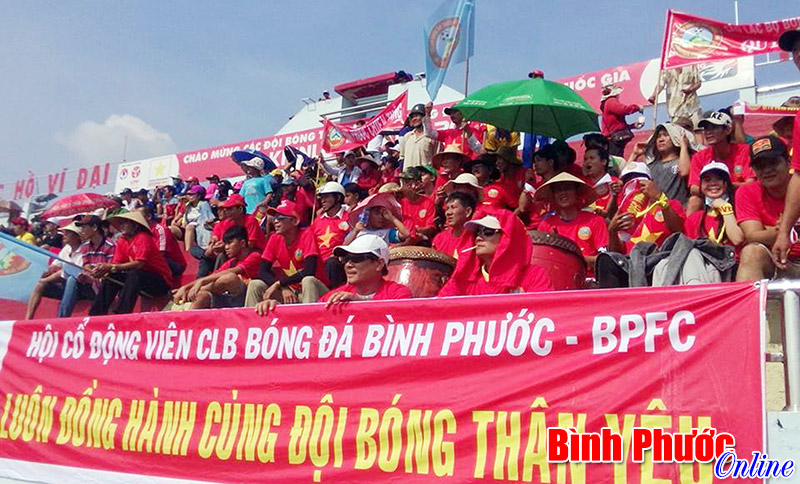 Hội cổ động viên bóng đá Bình Phước “tiếp lửa” cho đội bóng tỉnh nhà