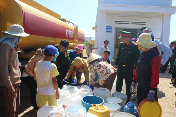 Từ ngày 17-3, huyện Lộc Ninh chở nước hỗ trợ dân sinh hoạt và tưới tiêu