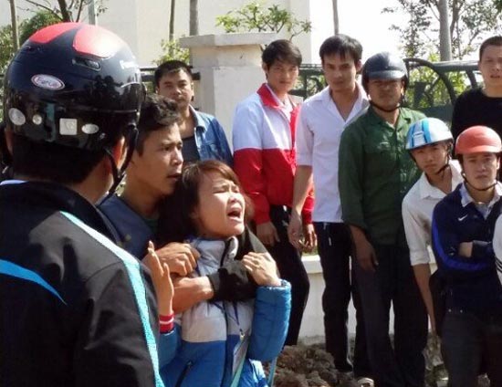 Bắt đối tượng d&ugrave;ng dao khống chế nữ sinh