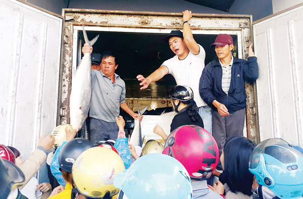 Trúng đậm cá đặc sản, người mua đông như hội