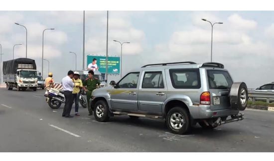 Ô tô “điên” náo loạn trên hàng chục tuyến đường ở TPHCM