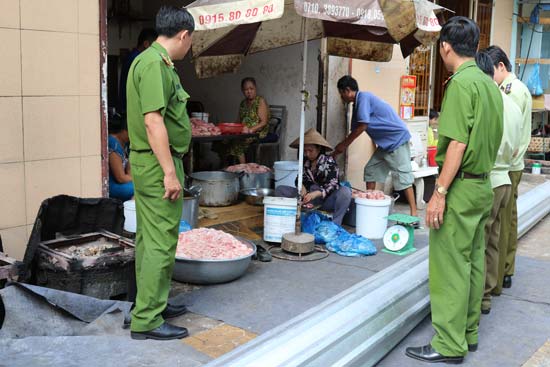 Phát hiện trên 1 tấn mỡ heo không rõ nguồn gốc