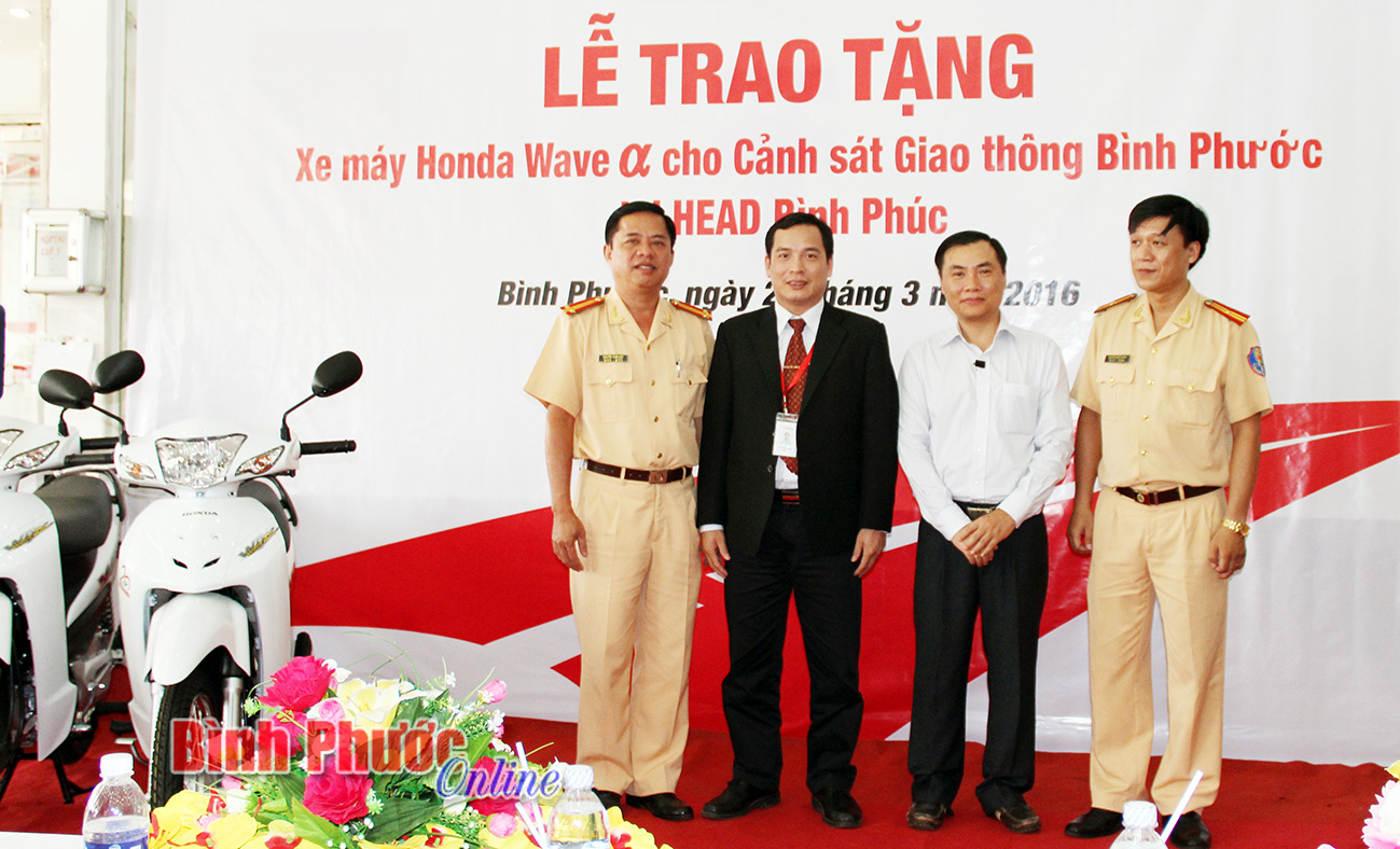 Công ty Honda Việt Nam tặng xe máy cho Cảnh sát giao thông Công an tỉnh Bình Phước