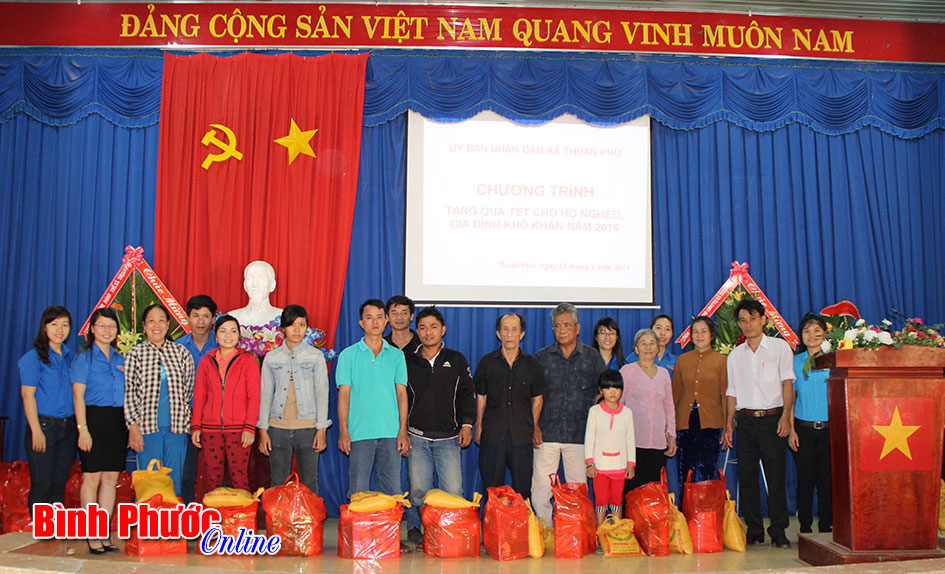 Chi đoàn Báo Bình Phước tặng 30 phần quà cho người nghèo xã Thuận Phú