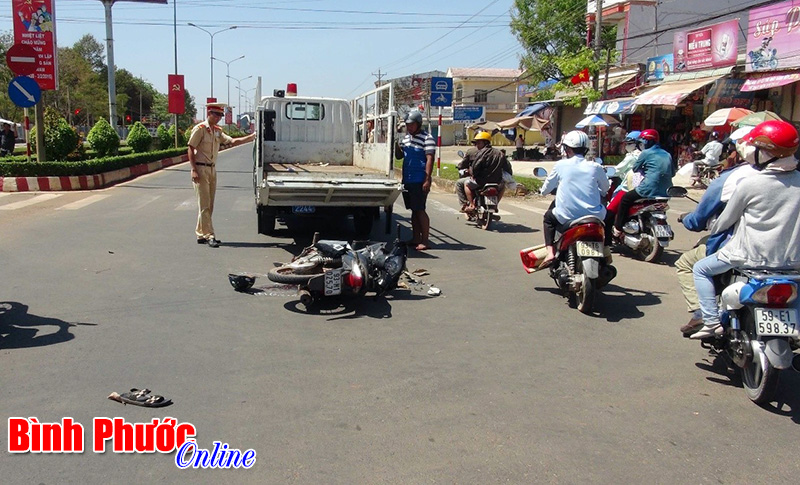 T&ocirc;ng thẳng v&agrave;o xe tải, hai nam thanh ni&ecirc;n nguy kịch