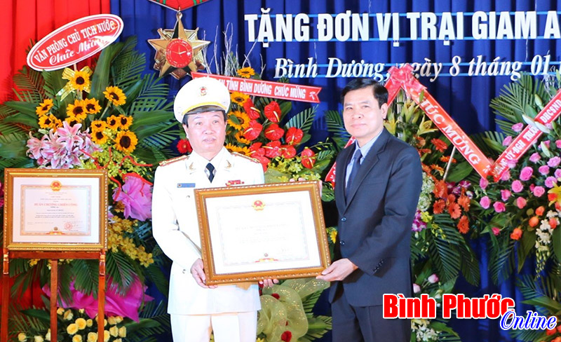 Trại giam An Phước đ&oacute;n nhận 2 Hu&acirc;n chương Chiến c&ocirc;ng hạng Nh&igrave; v&agrave; Ba