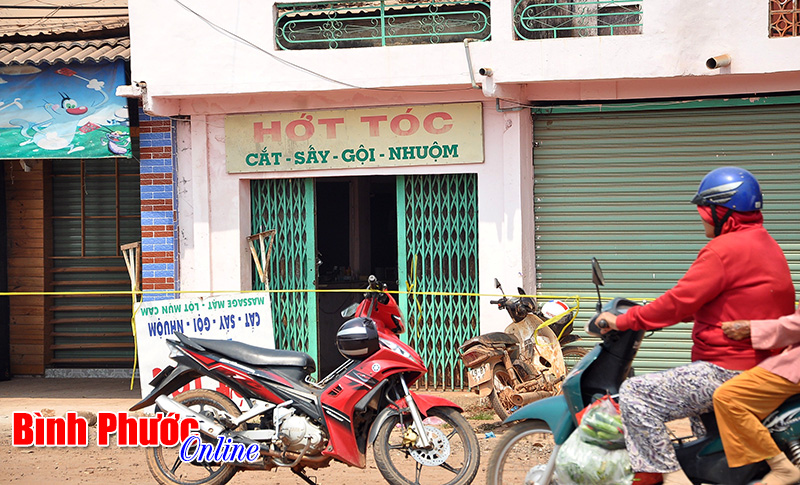 Chồng b&oacute;p cổ vợ tử vong rồi tự vẫn