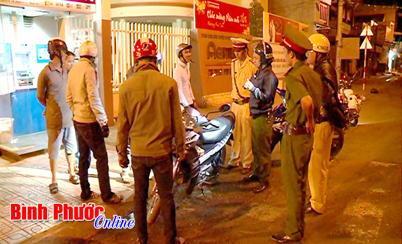 Kết quả ban đầu kết hợp tuần tra c&ocirc;ng khai v&agrave; h&oacute;a trang