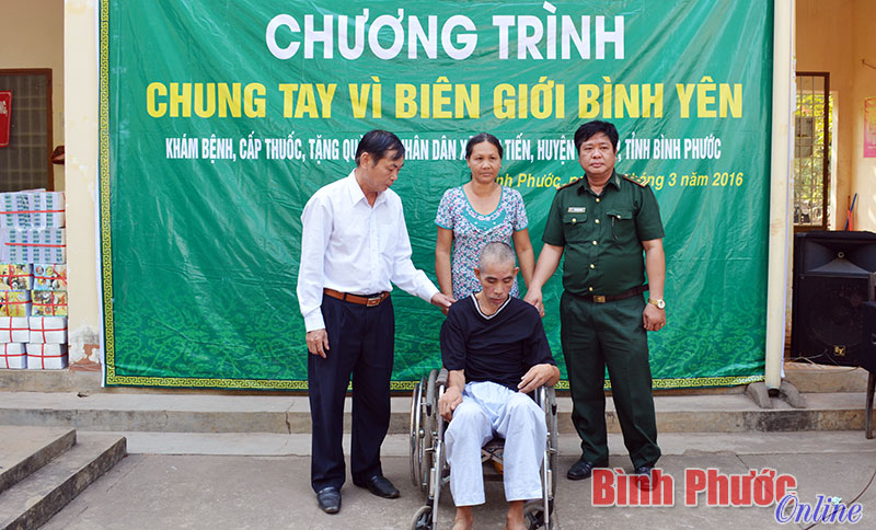 Khám bệnh, tặng quà nhân dân khu vực biên giới